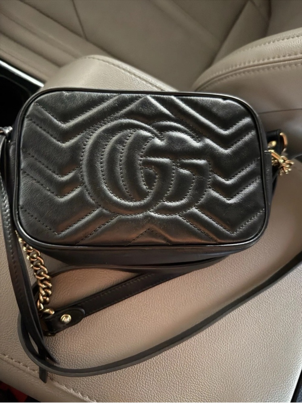 Gucci Black Leather Chevron Matelassé Crossbody with Gold GG - Picture 4 of 17